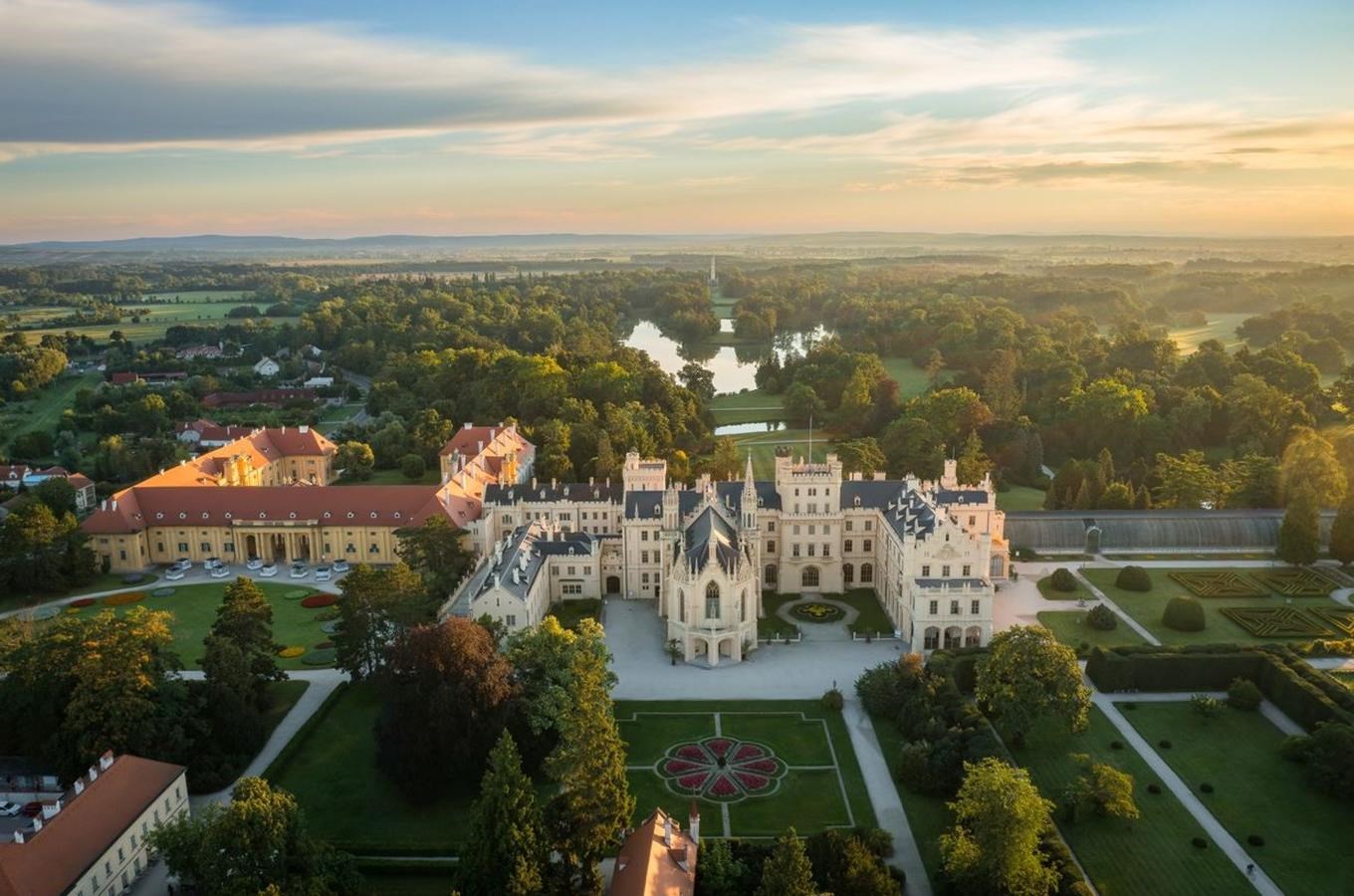 Letecký pohled na zámek Lednice s francouzskou zahradou