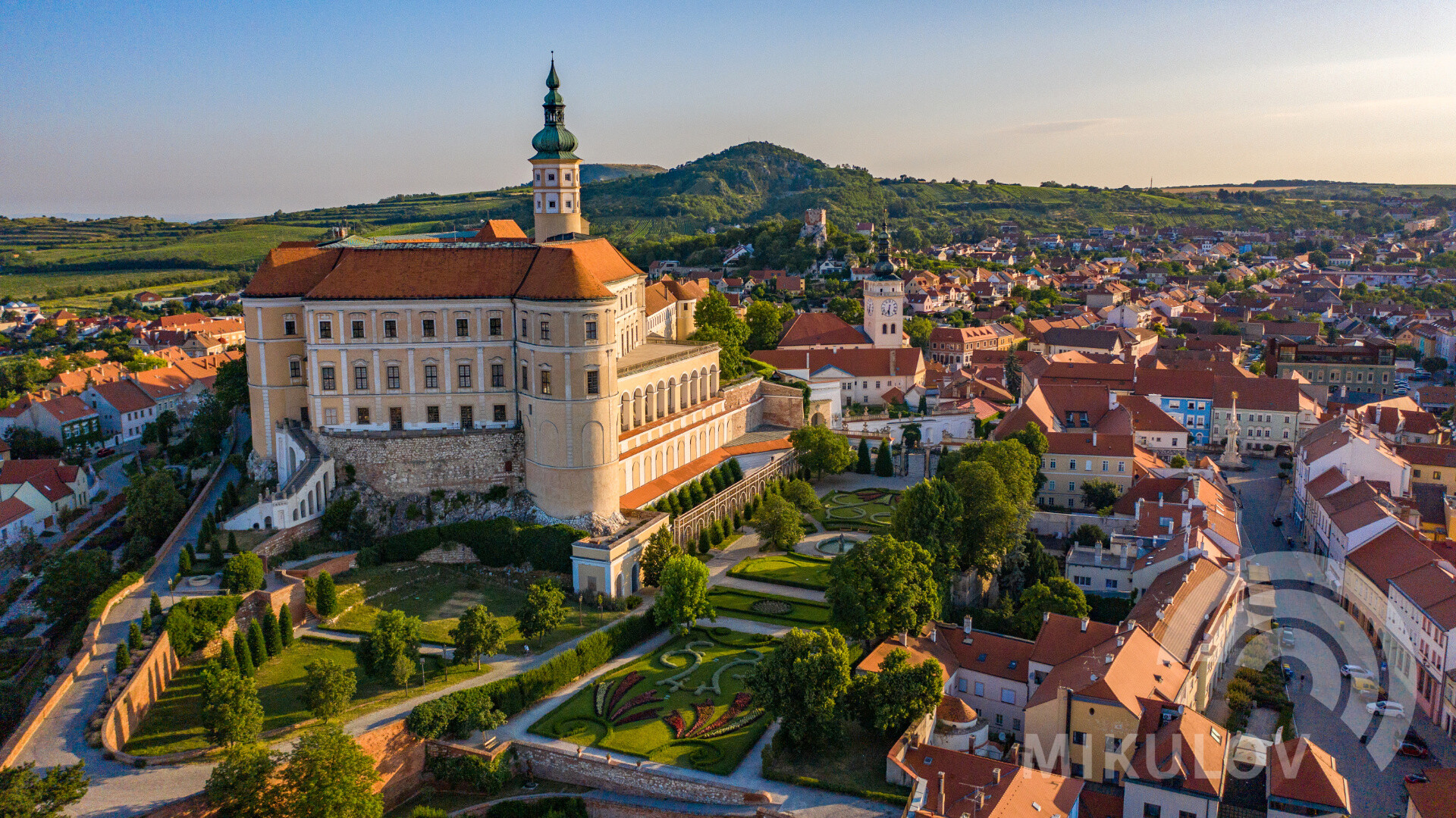 Letecký pohled na zámek Mikulov s vinohrady
