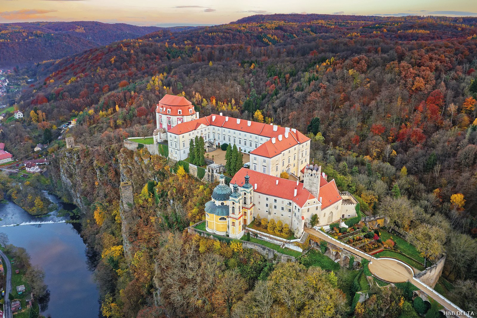 Zámek Vranov nad Dyjí na skalním ostrohu